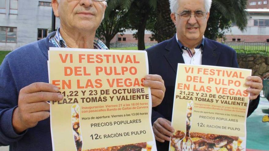 Juan Manuel González y Rafael Alonso, con el cartel de la feria.