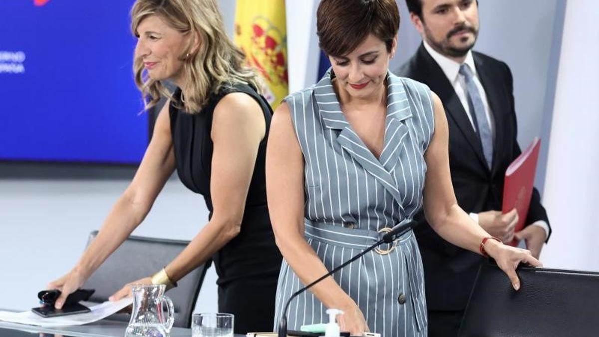 La portavoz del Gobierno, Isabel Rodríguez (c), junto a la vicepresidenta segunda, Yolanda Díaz, y el titular de Consumo, Alberto Garzón, a su llegada a la comparecencia posterior al Consejo de Ministros de este 31 de mayo de 2022, en la Moncloa.