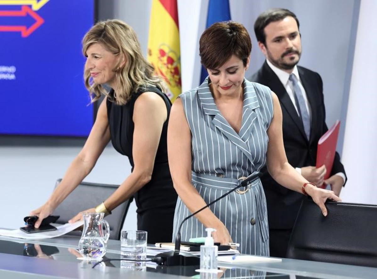 La portavoz del Gobierno, Isabel Rodríguez (c), junto a la vicepresidenta segunda, Yolanda Díaz, y el titular de Consumo, Alberto Garzón, a su llegada a la comparecencia posterior al Consejo de Ministros de este 31 de mayo de 2022, en la Moncloa. La portavoz del Gobierno, Isabel Rodríguez (c), junto a la vicepresidenta segunda, Yolanda Díaz, y el titular de Consumo, Alberto Garzón, a su llegada a la comparecencia posterior al Consejo de Ministros de este 31 de mayo de 2022, en la Moncloa.
