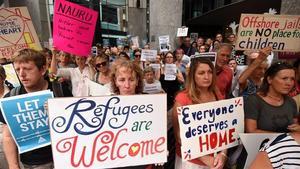 Manifestantes australianos reclaman en Brisbane que los refugiados enfermos no sean trasladados a la  isla de Nauru.