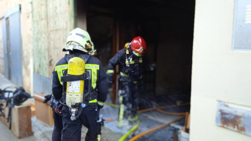 Un violento incendio destruye una vivienda en Portocolom