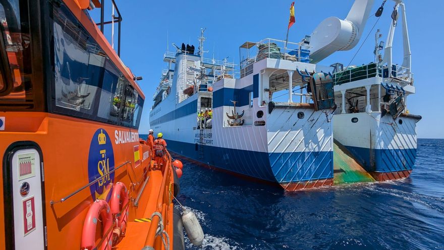 Salvamento Marítimo evacúa a un tripulante enfermo de un barco frente a Torrevieja