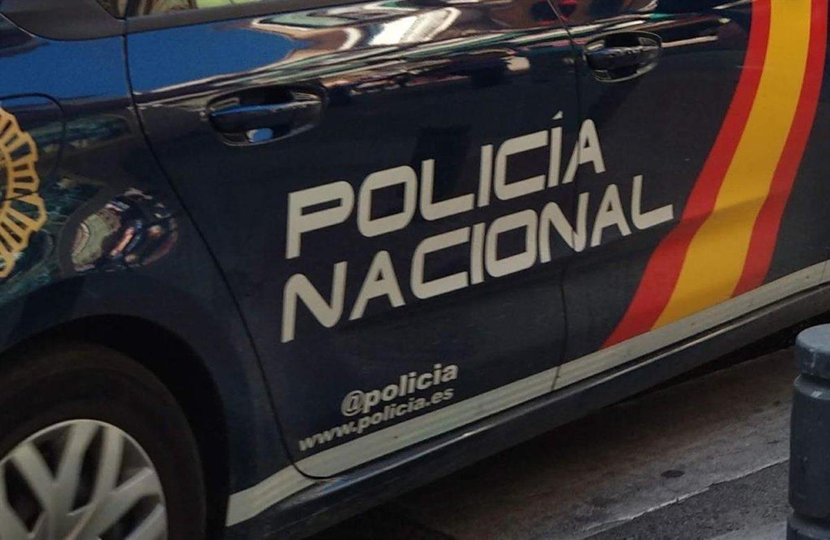 policia-nacional-puerta-coche