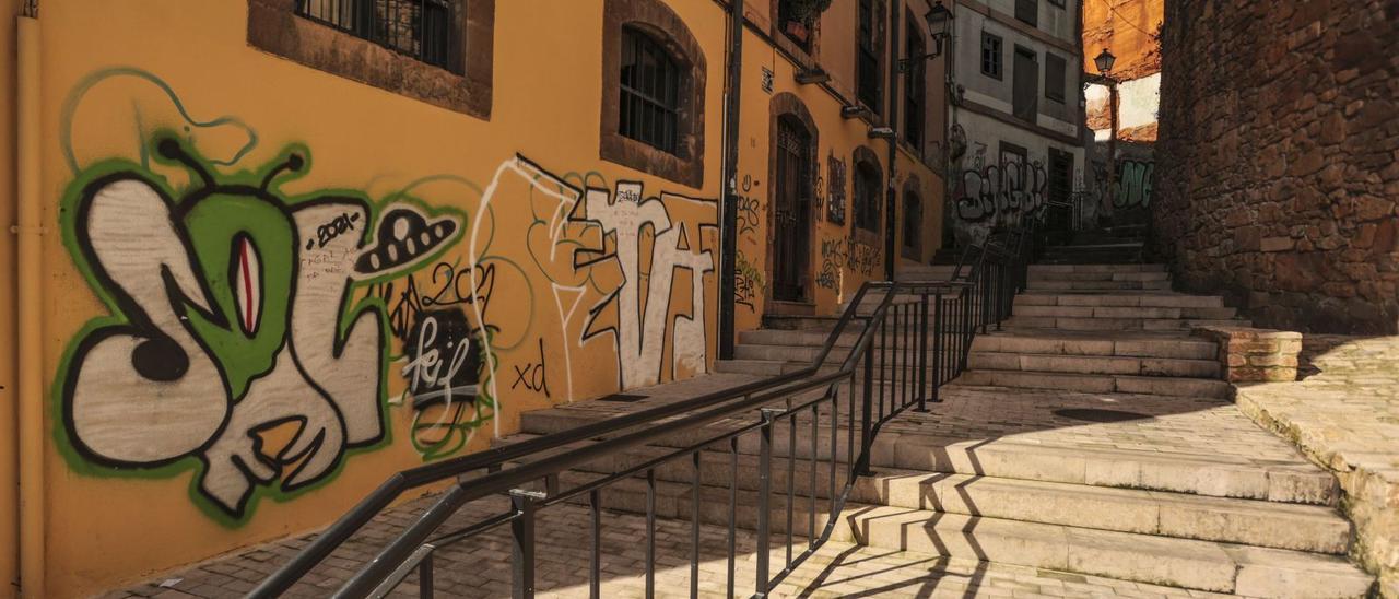 La escalinata de la calle Ildefonso Martínez, llena de pintadas. | Irma Collín