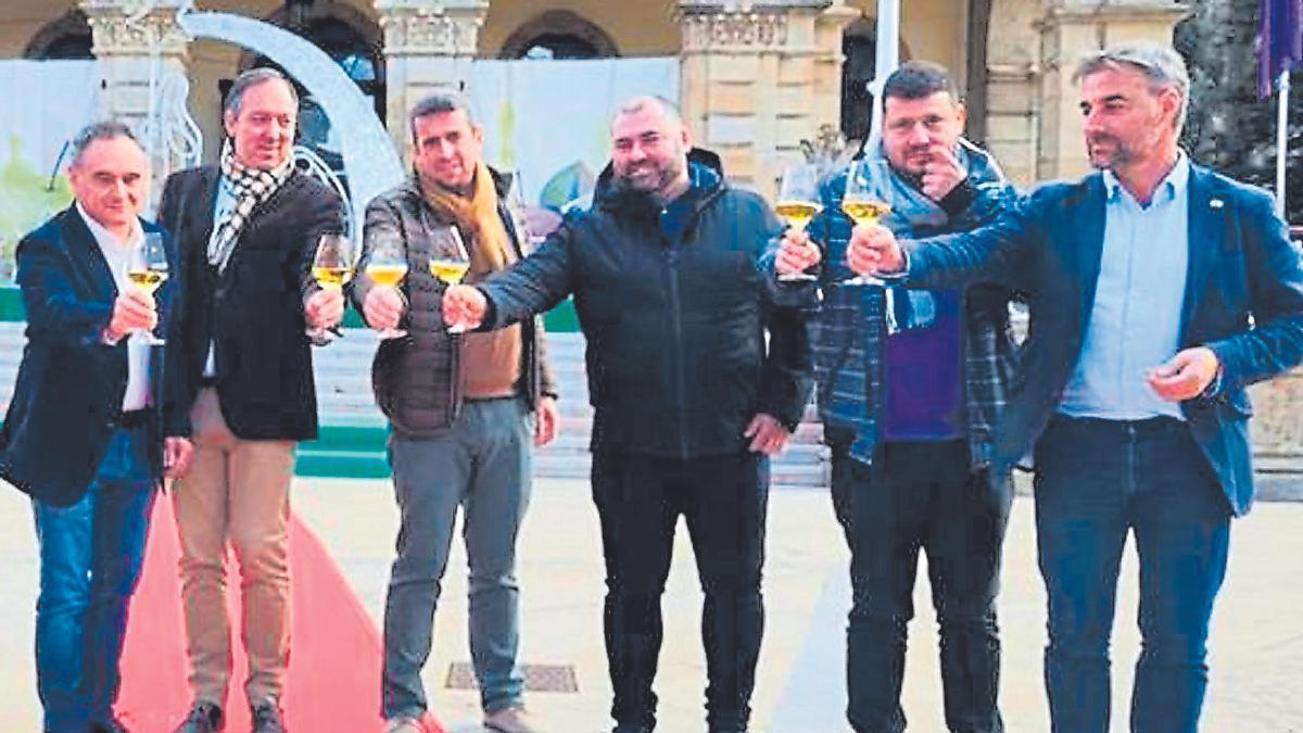 Por la izquierda, Juan Cañal, Alejandro Vega, José Ángel Toyos, Saúl Bastián, Aitor García y Gerardo Fabián, durante un brindis de apoyo a la candidatura de la cultura sidrera ante la Unesco, en una imagen de archivo.