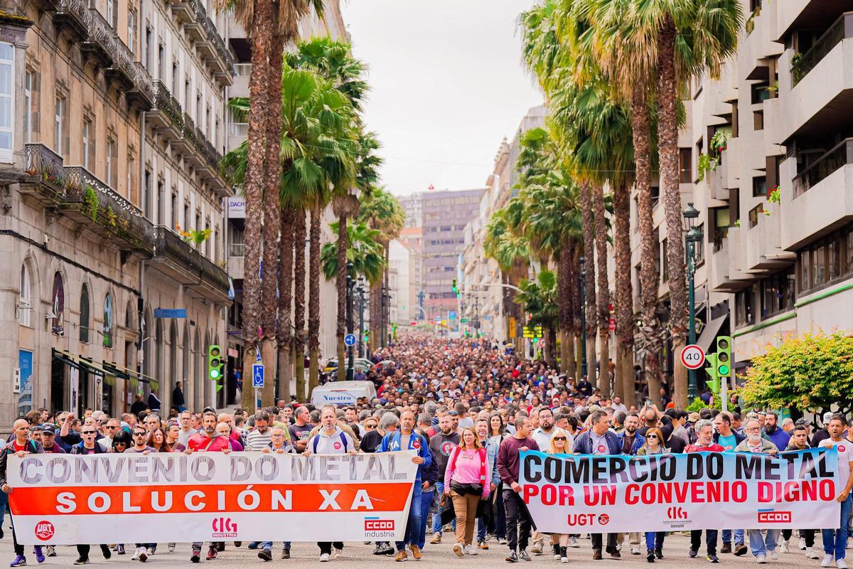 Miles de trabajadores del metal vuelven a recorrer las calles de Vigo por su convenio colectivo