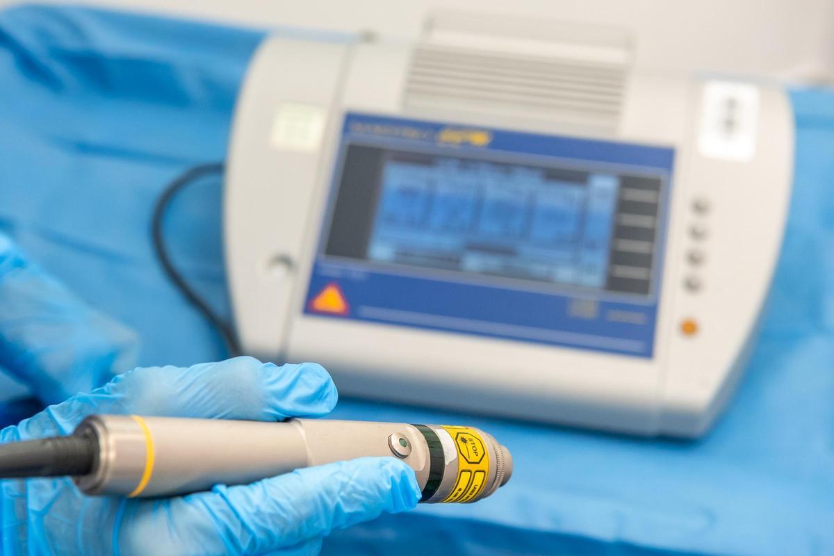 Das Laserlipolyse-Gerät eliminiert selbst hartnäckige Fettpolster und ermöglicht somit eine neue Definition der Körperkonturen.