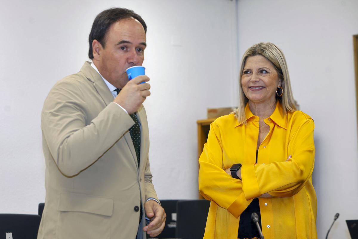 GRAFCVA4549. TORREVIEJA (ALICANTE), 12/06/2026.- El president de la Generalitat, Juanfran Pérez Llorca, junto a la consellera de Educación, Carmen Ortí, momentos antes de realizar una declaración institucional tras el pleno del Consell celebrado este viernes en Torrevieja. EFE/Morell