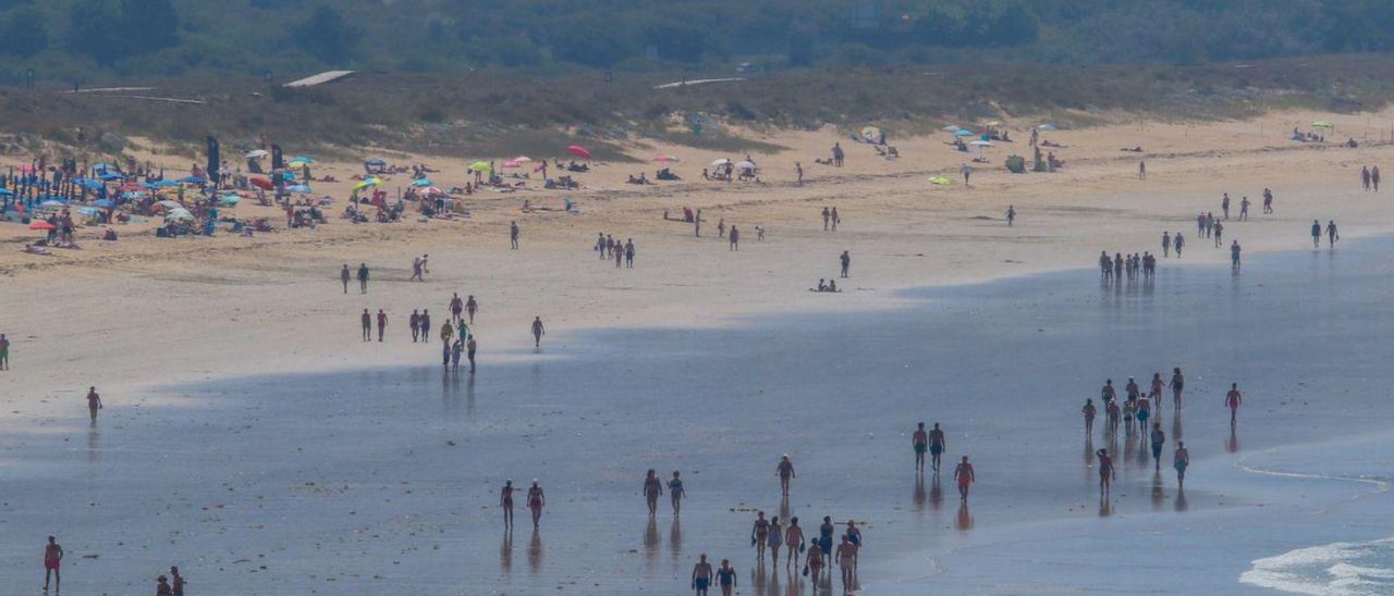 Bañistas en la playa grovense de A Lanzada. | // IÑAKI ABELLA