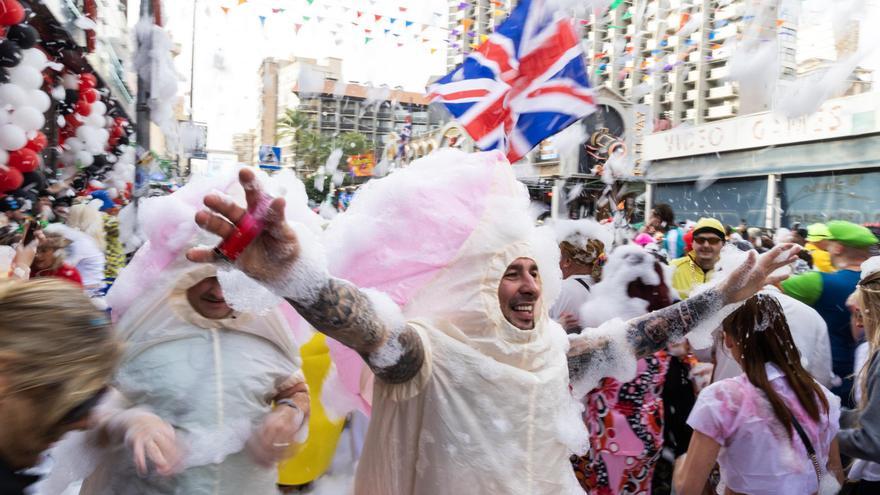 Los británicos celebran su día más divertido del año en Benidorm con la 'Fancy Dress'