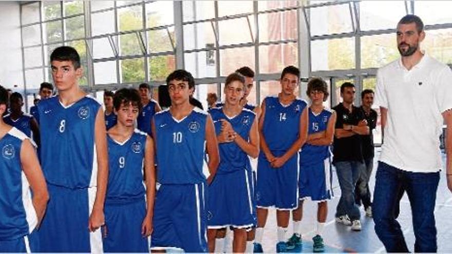 Marc Gasol, amb alguns dels esportistes de l&#039;escola durant una de les seves visites a Girona.