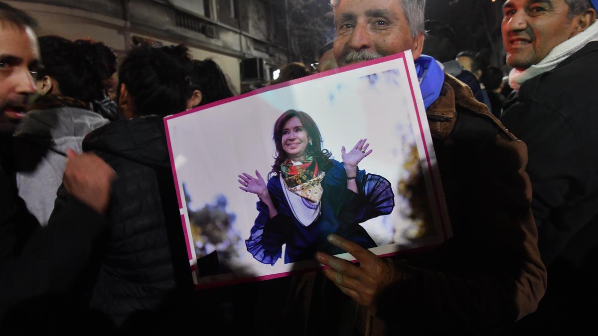 Manifestantes demuestran apoyo a vicepresidenta argentina, Cristina Fernández de Kirchner