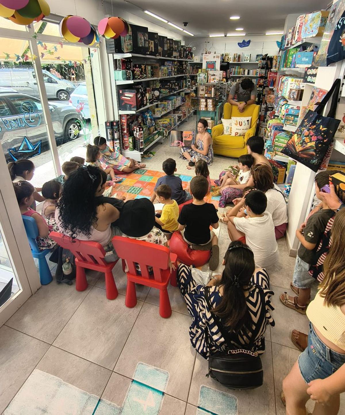 Entre las actividades que organiza Barco de Papel destacan los cuentacuentos en familia.