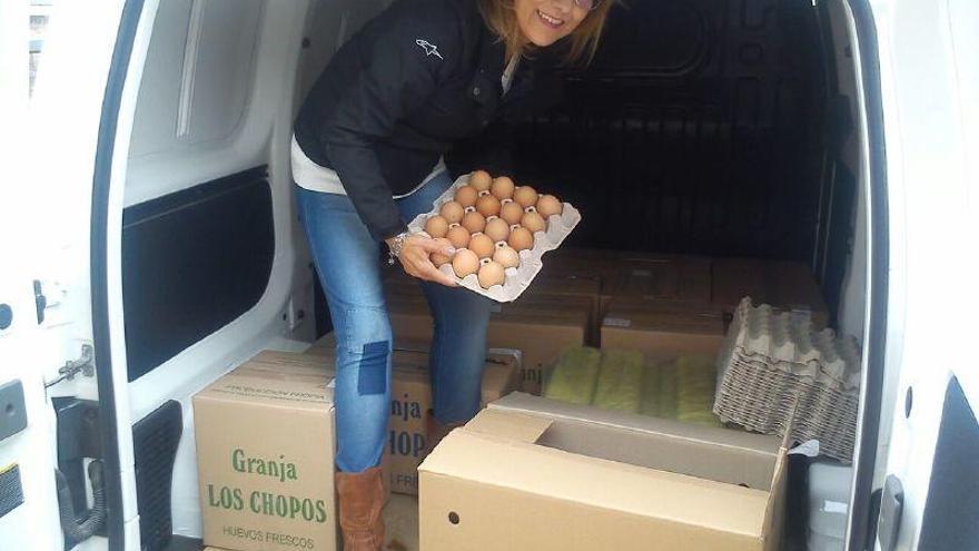 Asunción Rodríguez Gato, en la furgoneta con la que reparte huevos