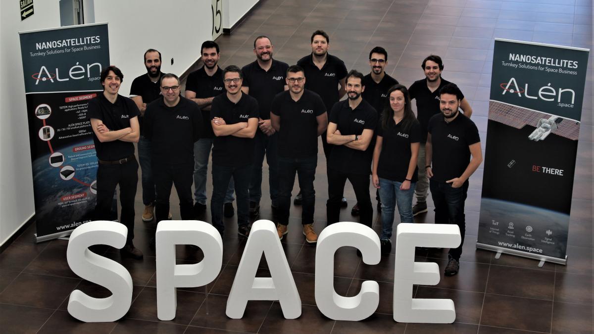 Equipo de Alén Space, en su sede de Porto do Molle.