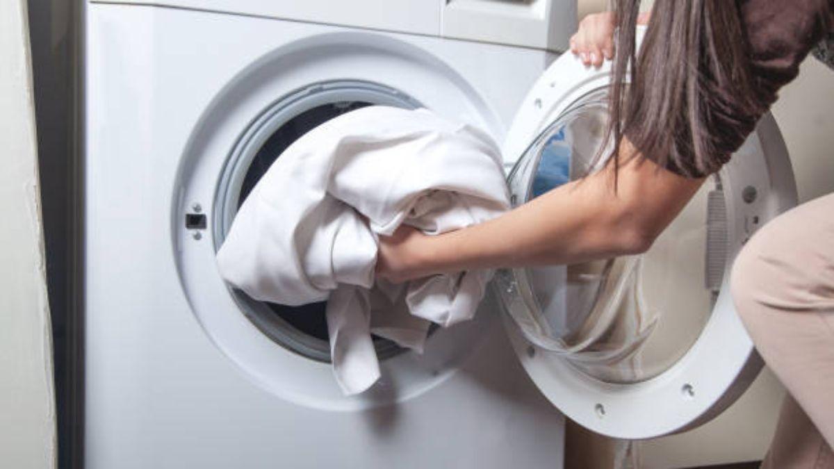 Presta atención a cómo metes la ropa en la lavadora: así es como debes hacerlo para evitar estropearla