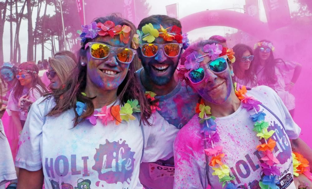 Miles de "corredores" participan en una nueva edición de la Holi Run en Vigo