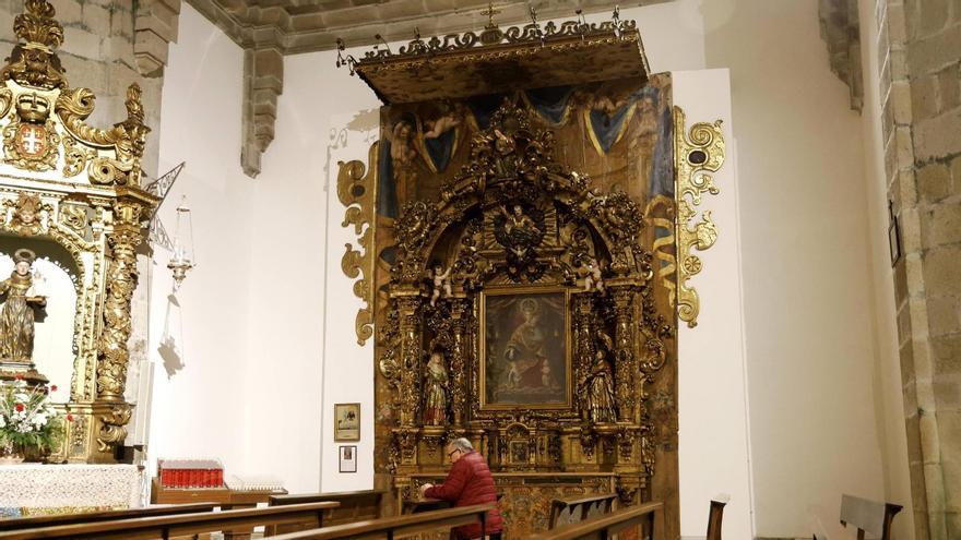 El retablo de las clarisas de Pontevedra ya recibe culto en el convento de Santiago