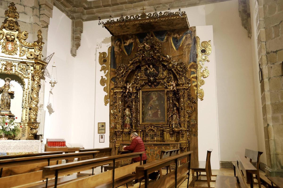 Retablo de la Virgen de los Desamparados en Santiago.