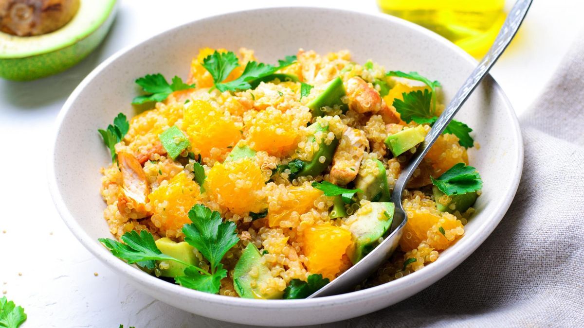 Ensalada de quinoa con pollo y aguacate.
