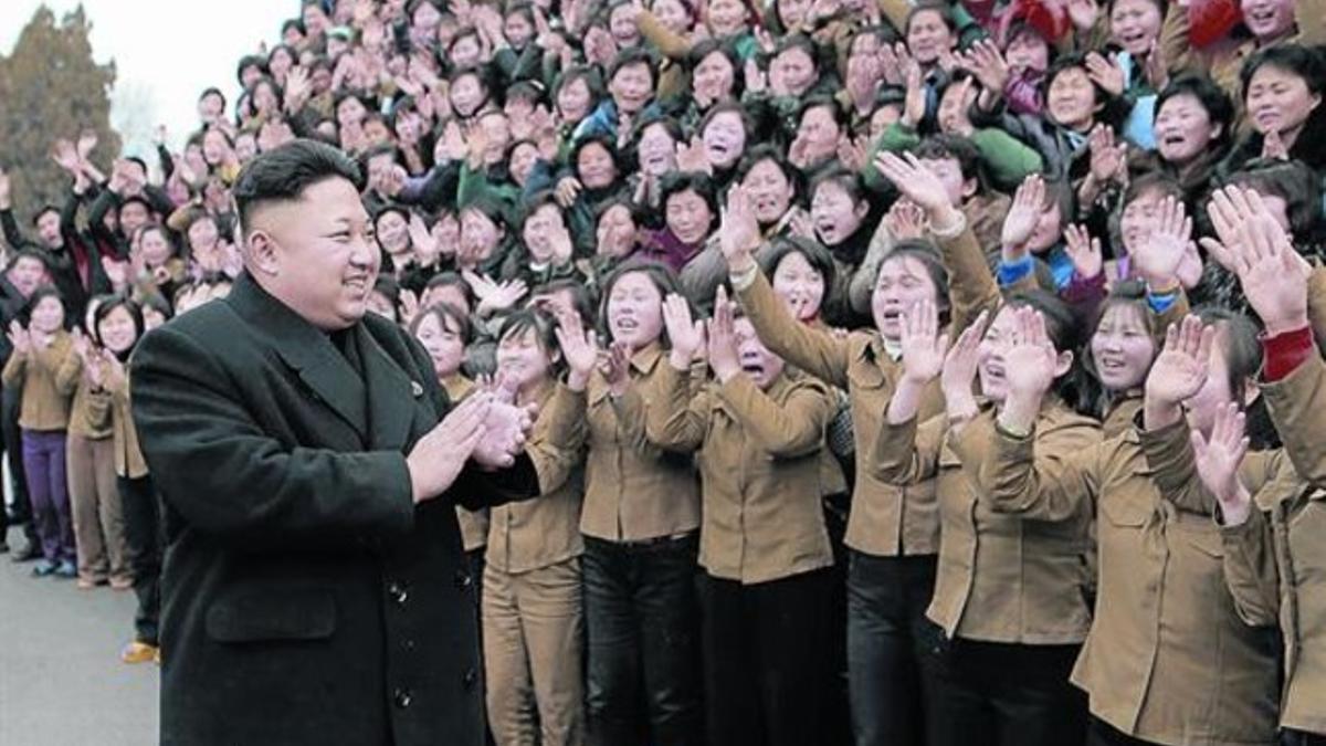 El líder de Corea del Norte, Kim Jong-un, visita una fábrica textil cerca de Pionyang.
