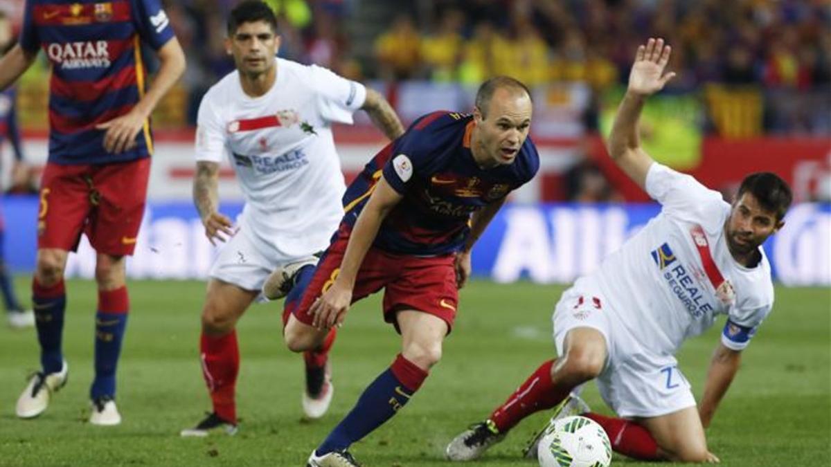 Iniesta se desenvolvió como pudo ante la maraña de jugadores sevillistas