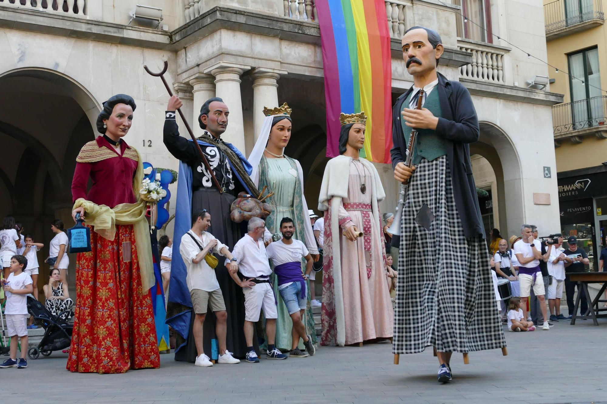 Els gegants de Figueres animen les Festes de Sant Pere amb el ball del seguici i una exposició