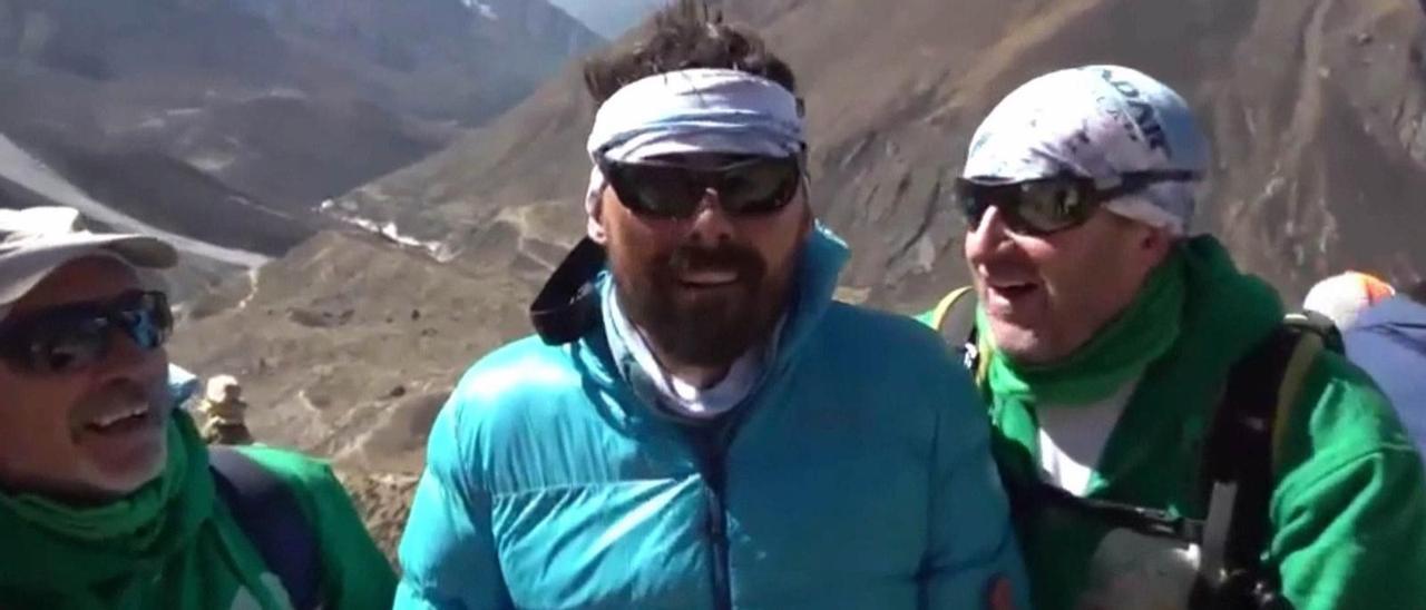 Miguel Ángel Roldán, con dos compañeros de expedición, camino del Everest.