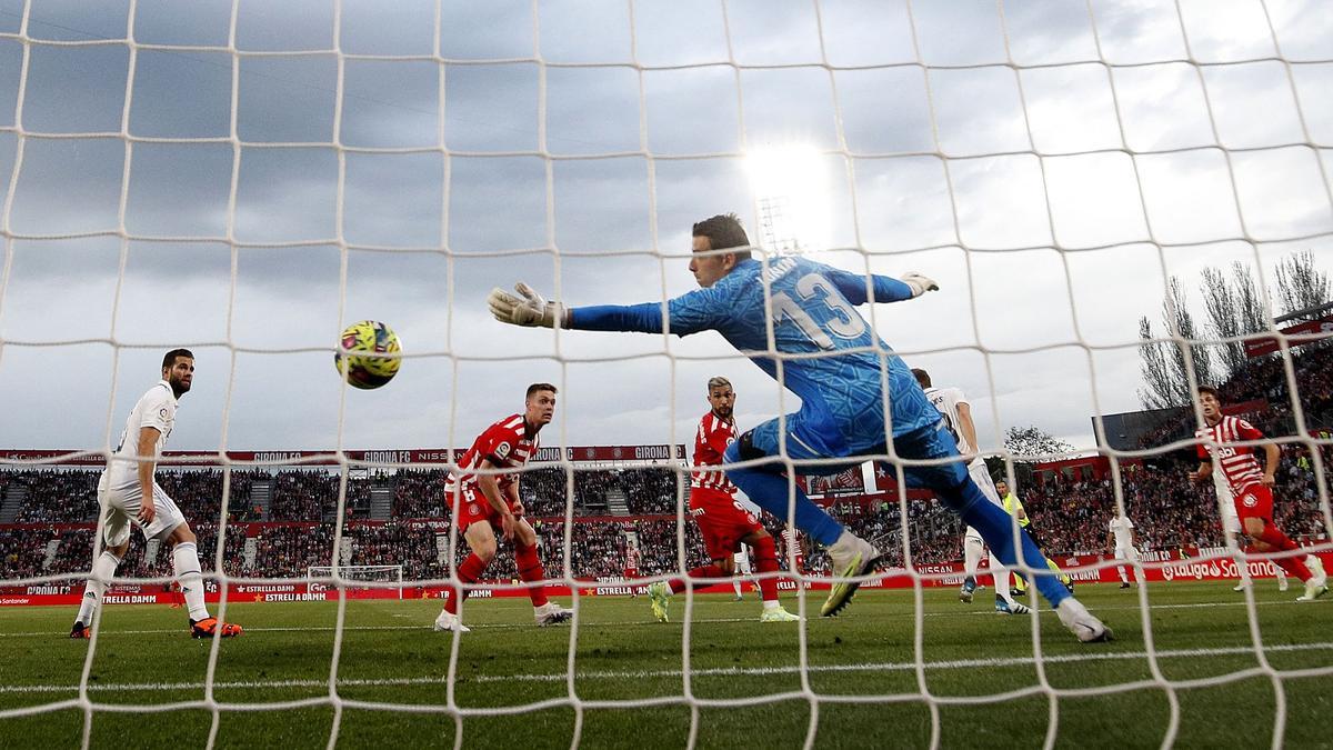 El delantero del Girona Taty Castellanos cabecea a la red en el primer gol durante el partido de liga contra el Real Madrid   