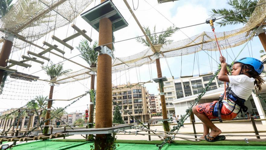 Un parque multiaventura &quot;toma&quot; en verano la plaza del Ayuntamiento de Benidorm