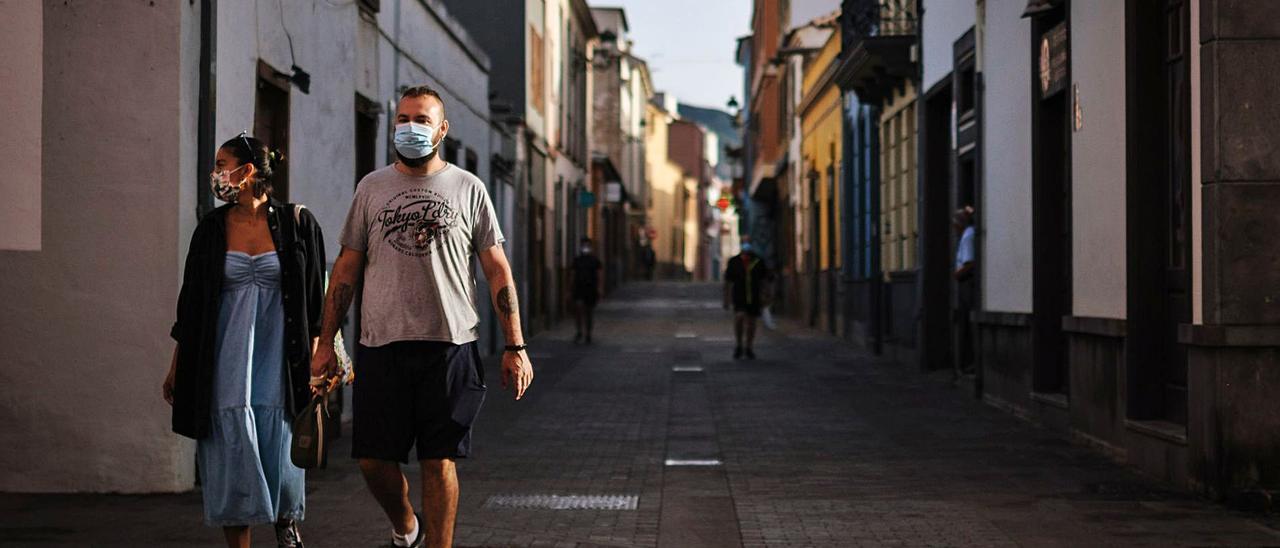 Ciudadanos con mascarilla por las calles de La Laguna.