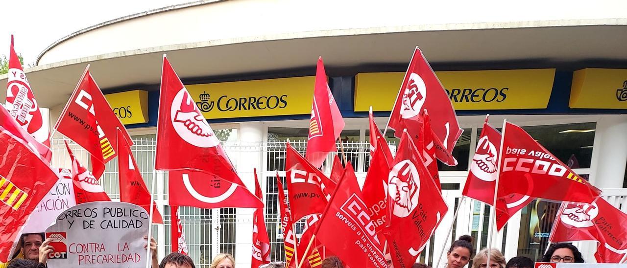 Imagen de archivo de una reciente protesta sindical de trabajadores de Correos, celebrada en Vila-real.