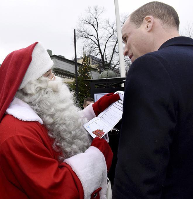 El príncipe Guillermo con Papá Noel en Finlandia