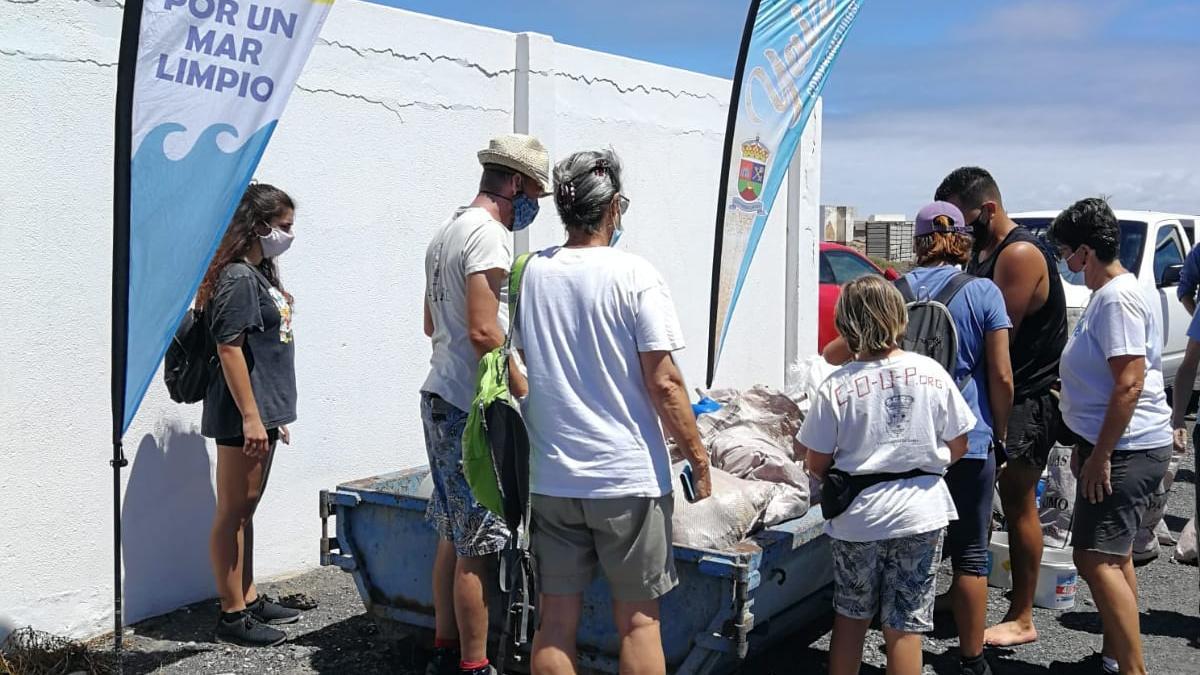 Voluntarios de Lanzarote y Fuerteventura se unen para jornada de limpieza en el litoral de Playa Blanca