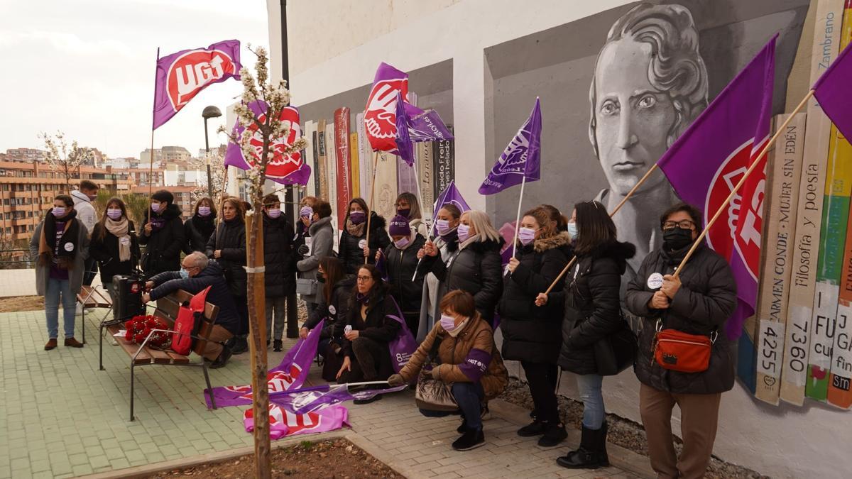 Homenaje a Justa Freire organizado por UGT en el mural situado en la avenida de Galicia, frente a la Biblioteca