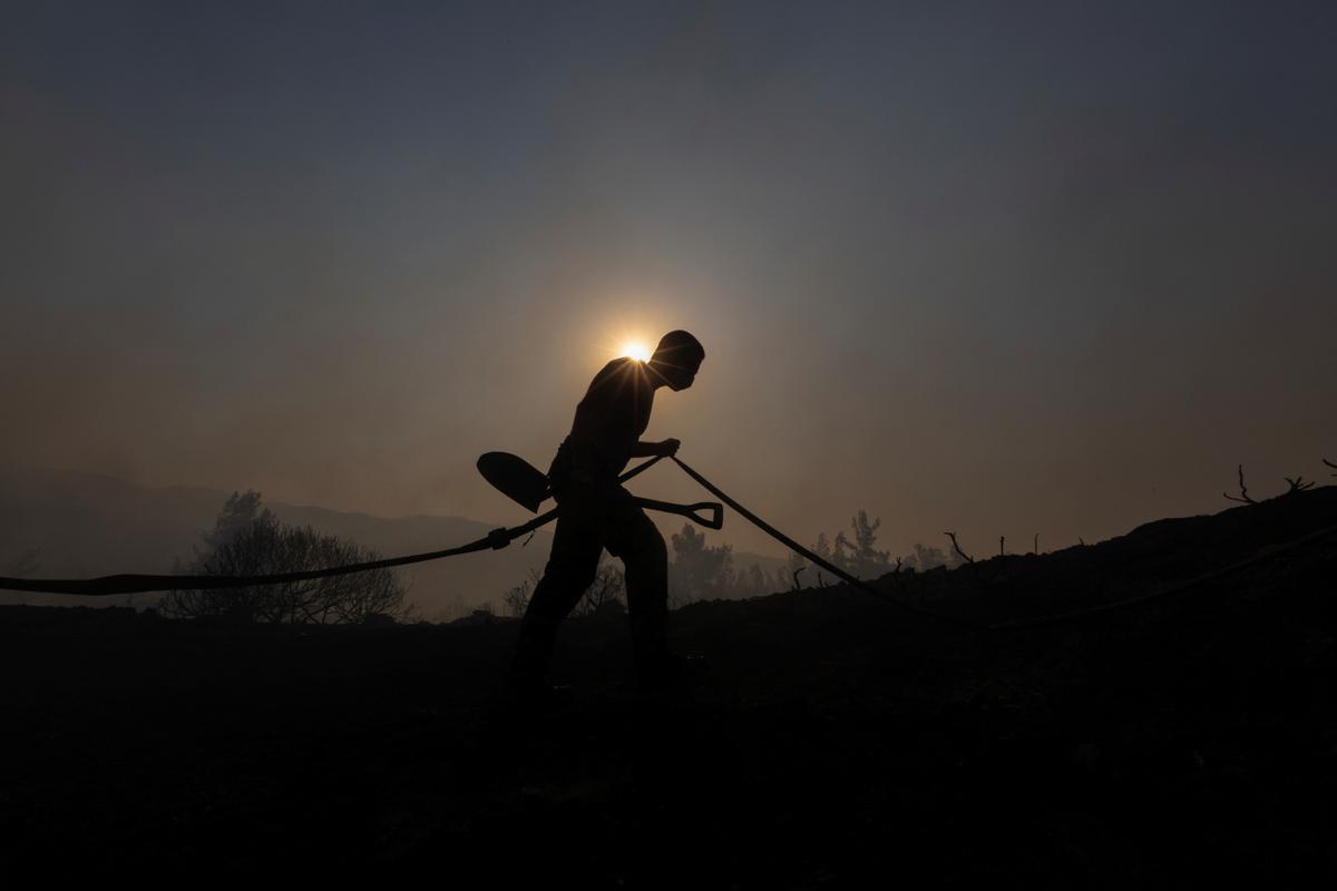 Incendios descontrolados en las islas griegas de Corfú y Rodas