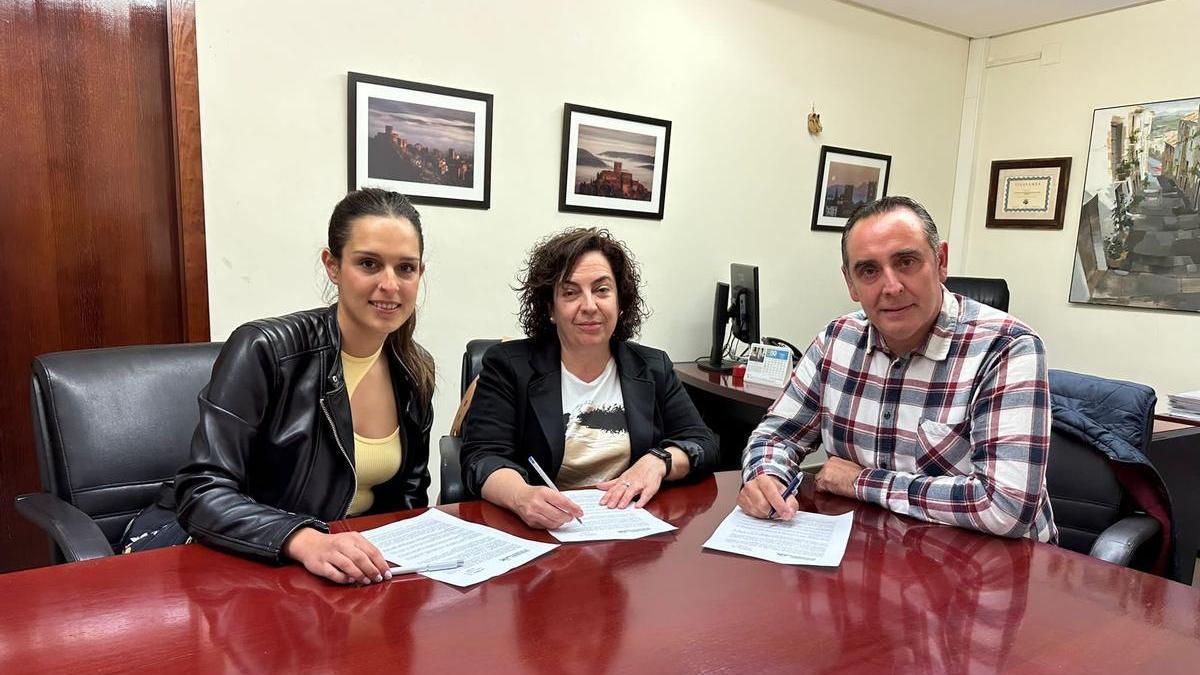 De izquierda a derecha, los cabezas de lista de cada agrupación en Vilafamés: Ana Andrada (Compromís), Marisa Torlá (PP) y Abel Ibáñez (PSOE).