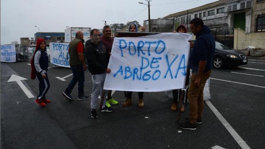 Los marineros con una de las pancartas, esta mañana. // G.Núñez