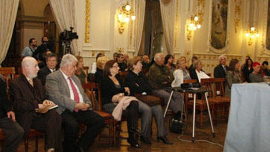 De izquierda a derecha, Jorge Acosta, Antonio Acosta y Lothar Siemens, en el acto de ayer. i LUIS DEL ROSARIO