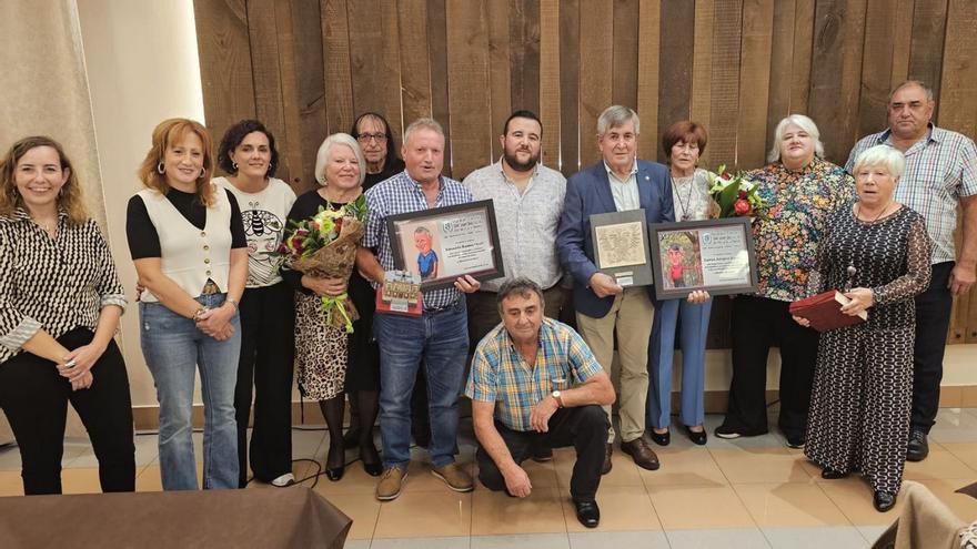 Carlos Álvarez, quinto por la derecha, con vecinos y colaboradores, durante el homenaje de ayer. | V. A.