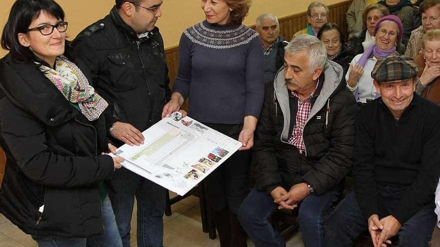 Arturo Rodríguez (derecha), con los ediles críticos Antonio Penín, María Devesa y Susana Bayo. // I. Osorio