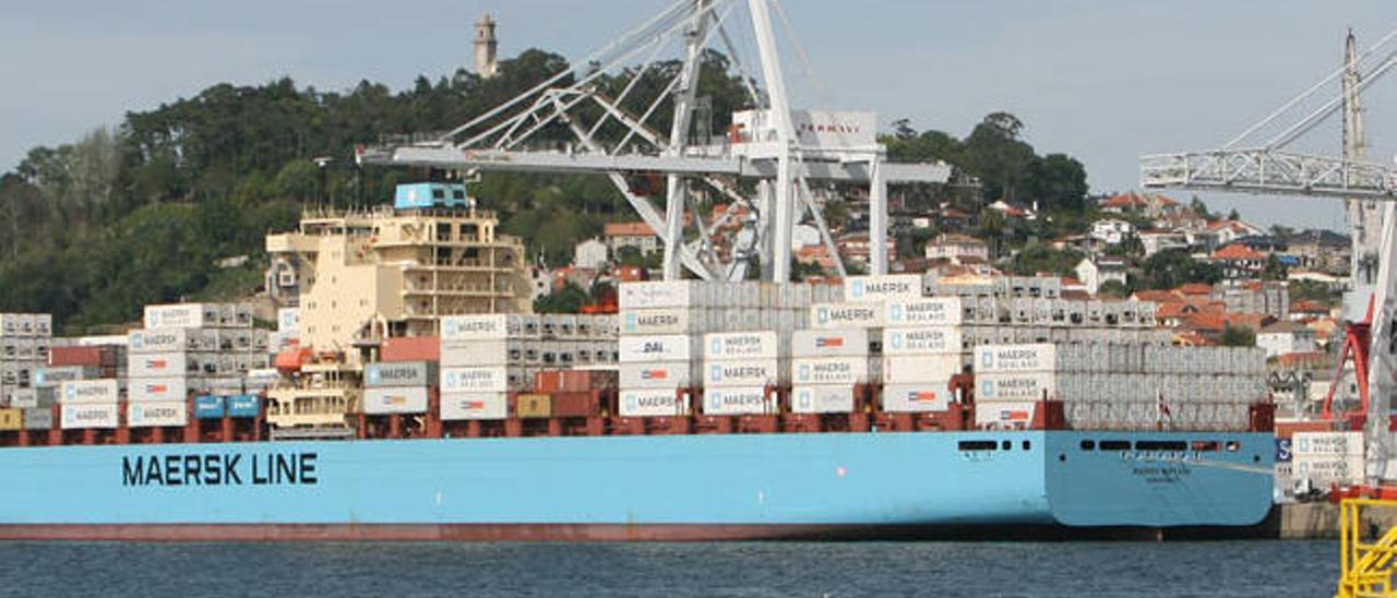 El portacontenedores &quot;Maersk Buffalo&quot;, atracado en el puerto de Vigo en 2012. // R. Grobas