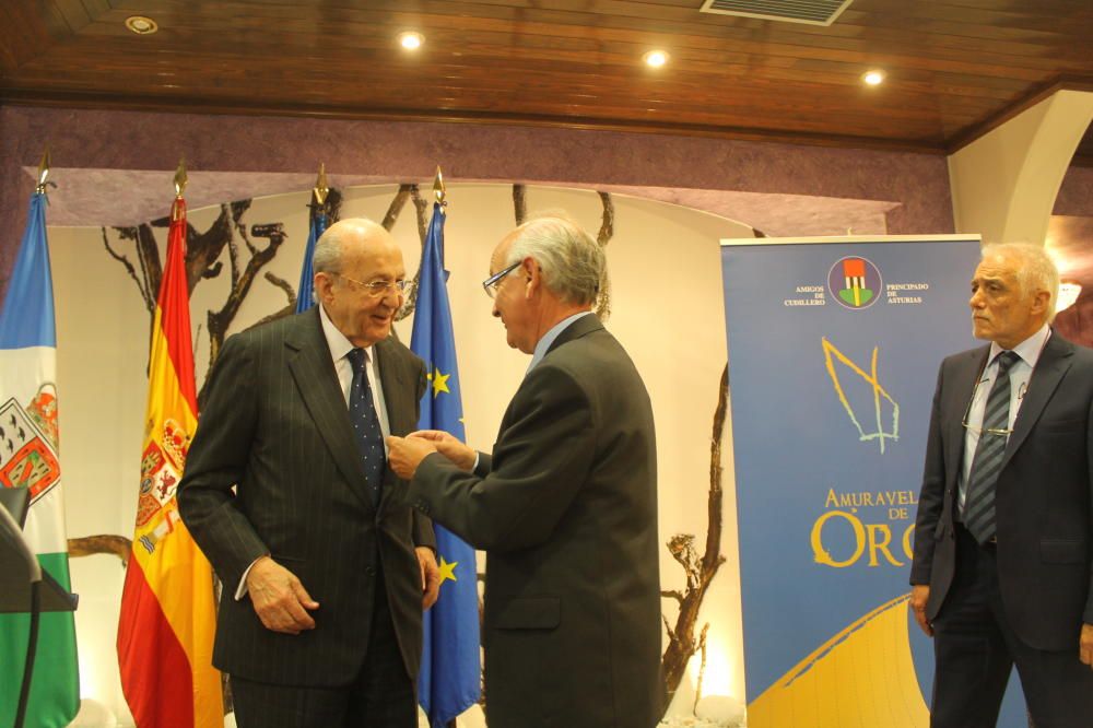 Plácido Arango recibiendo en 2017 el premio "Amuravela de oro" de manos del presidente de "Amigos de Cudillero" Juan Luis Álvarez del Busto