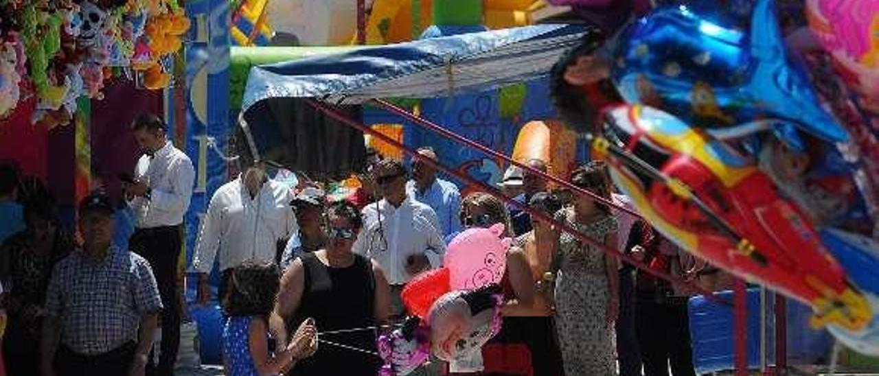 Gente disfrutando de las atracciones del San Pedro. // Bernabé/J.Lalín