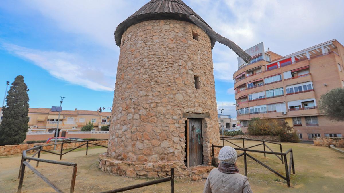 Los vecinos del entorno de la plaza del Molino del Calvario piden más atención municipal sobre la zona verde