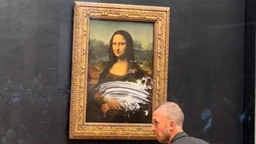 Un home disfressat tira un pastís al quadre de la Mona Lisa