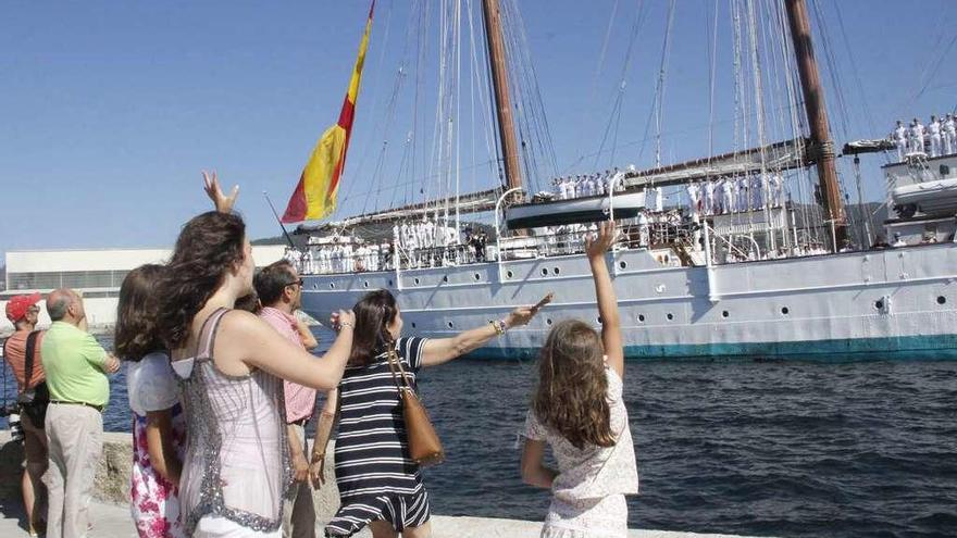 El buque llega al puerto de la Escuela Naval saludado por los familiares de los guardiamarinas. // S.A.