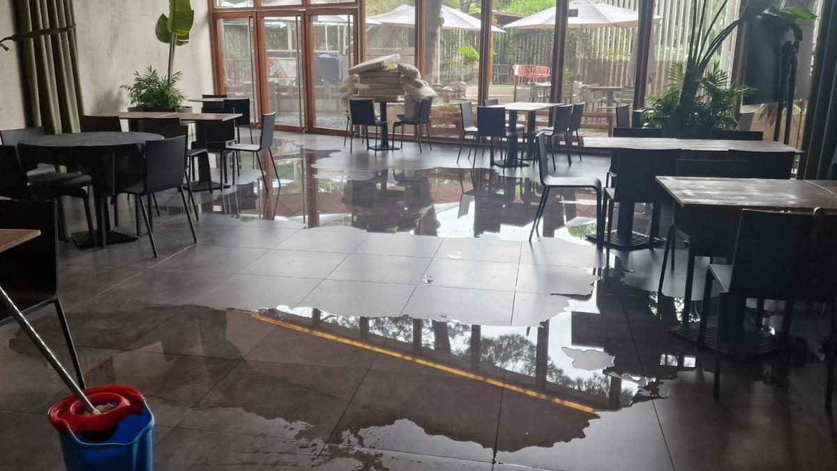 Así quedó la cafetería del edificio anexo del Palau tras otro episodio de lluvias registrado en 2023.