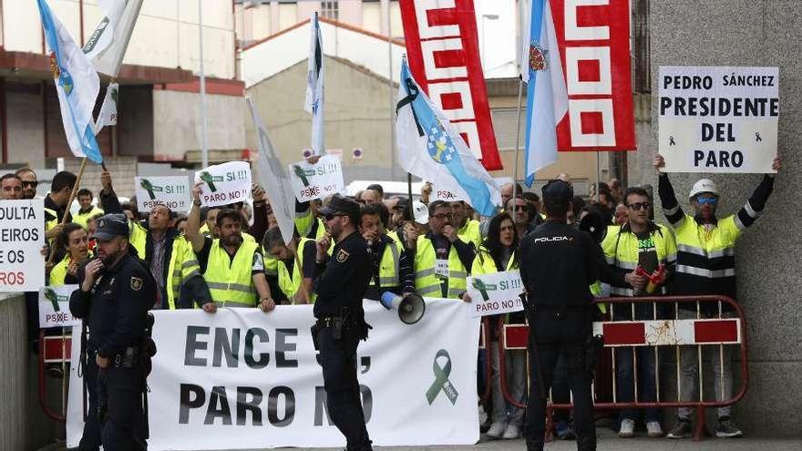 Protesta de CC OO y trabajadores de Ence ante el mitin que Pedro Sánchez ofreció en Vigo. // José Lores