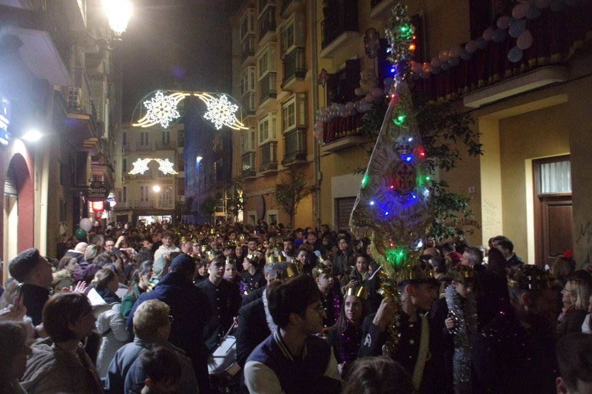 El Heraldo de los Reyes Magos recorrió las calles del Centro de Málaga acompañado de dos bandas de música, recogiendo cartas y encontrándose con los malagueños